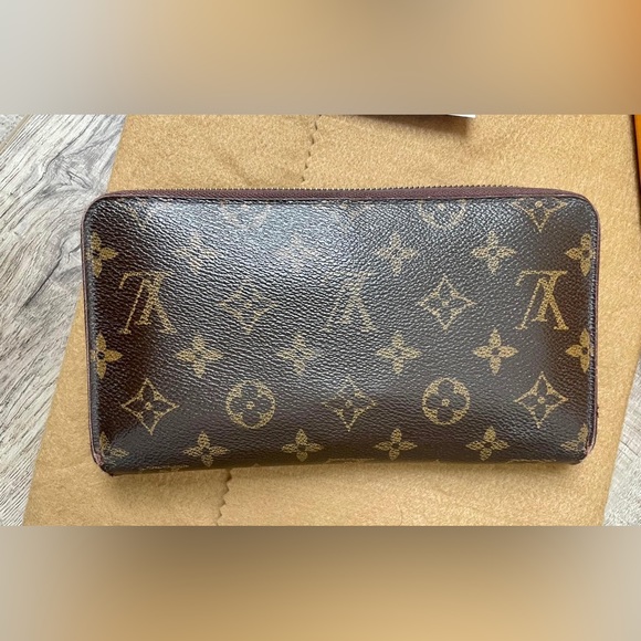 Louis Vuitton's iconic Zippy Organizer wallet in historic Monogram canvas - Picture 3 of 15